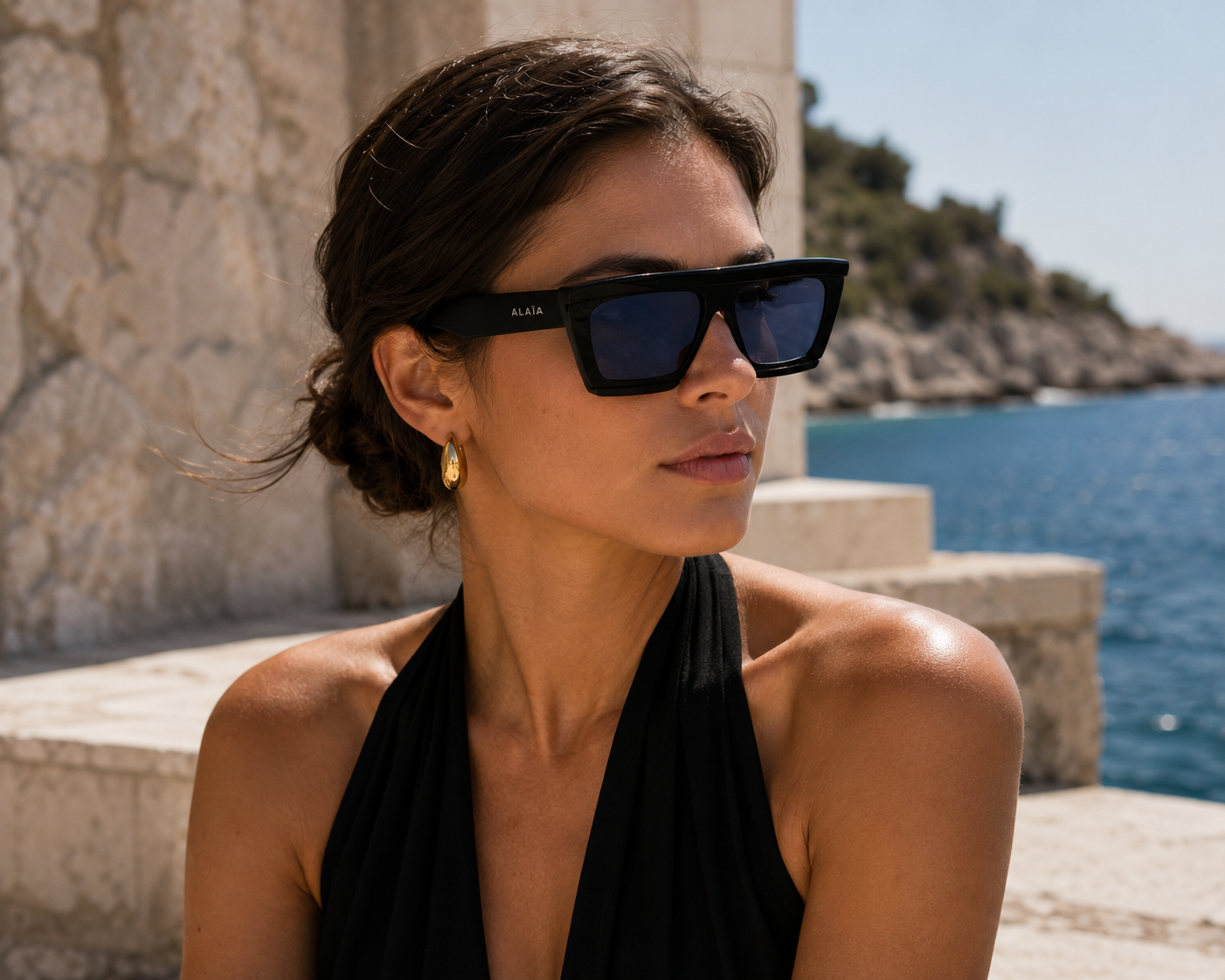 Žena nosi sunčane naočale Alaïa AA0104S 004 s plavim lećama – Optika M Split