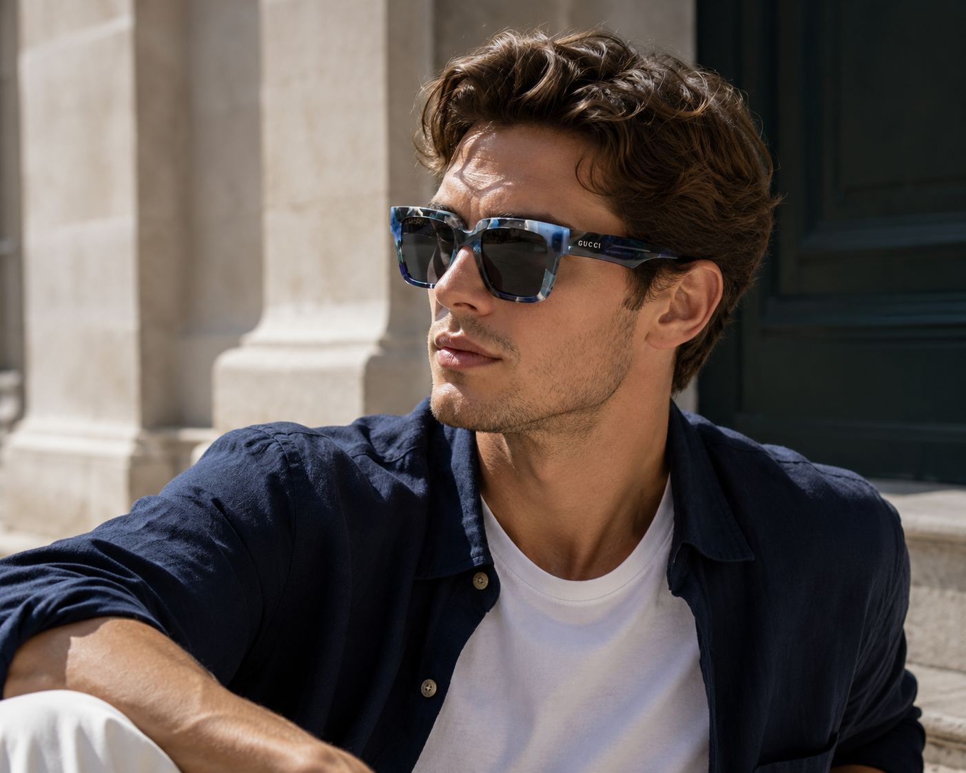 Muškarac nosi plavo sive sunčane naočale Gucci GG1626S 002 – Optika M Split
